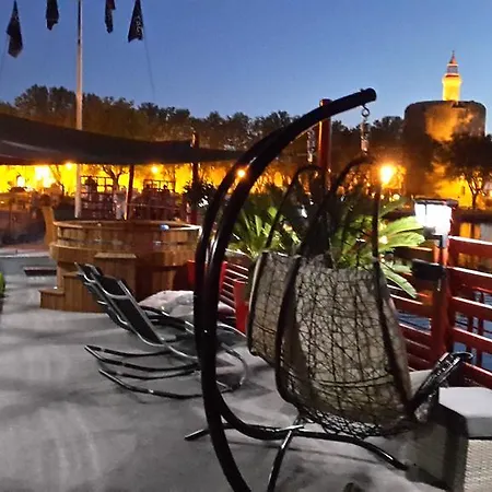 Bed & Breakfast La Peniche - Bed And Bicycle - Mortes Aigues-Mortes