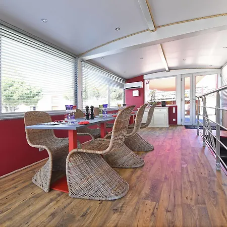 La Peniche - Bed And Bicycle - Mortes